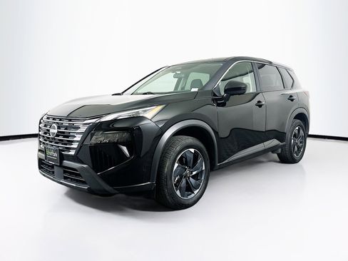 Used 2024 Nissan Rogue SV image 3