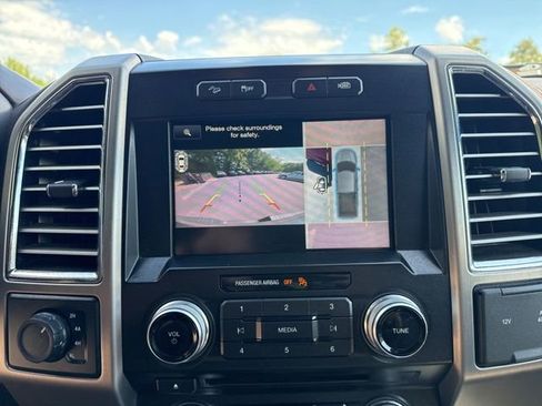 Used 2015 Ford F150 Platinum w/ Equipment Group 701A Luxury AWD/4WD image 16