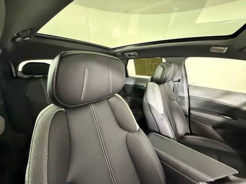 Used 2025 Cadillac Optiq Luxury 1 image 33