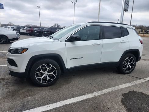 Used 2024 Jeep Compass Latitude image 1