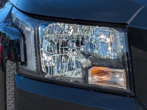 Certified 2024 Nissan Frontier SV w/ Hardbody Edition image 10