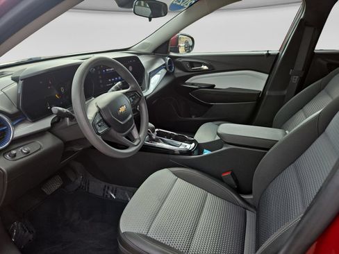 Used 2025 Chevrolet Trax LT FWD image 21