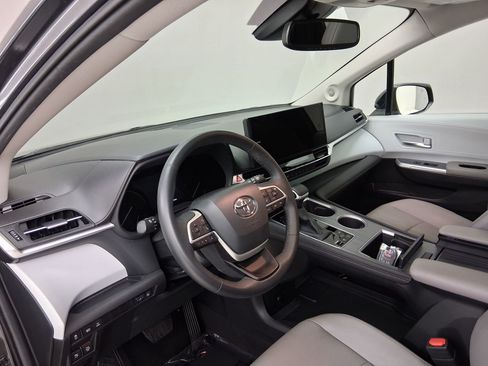 Used 2025 Toyota Sienna XLE w/ XLE Plus Package FWD image 46
