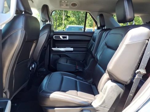 Certified 2022 Ford Explorer XLT w/ Equipment Group 202A AWD/4WD image 9