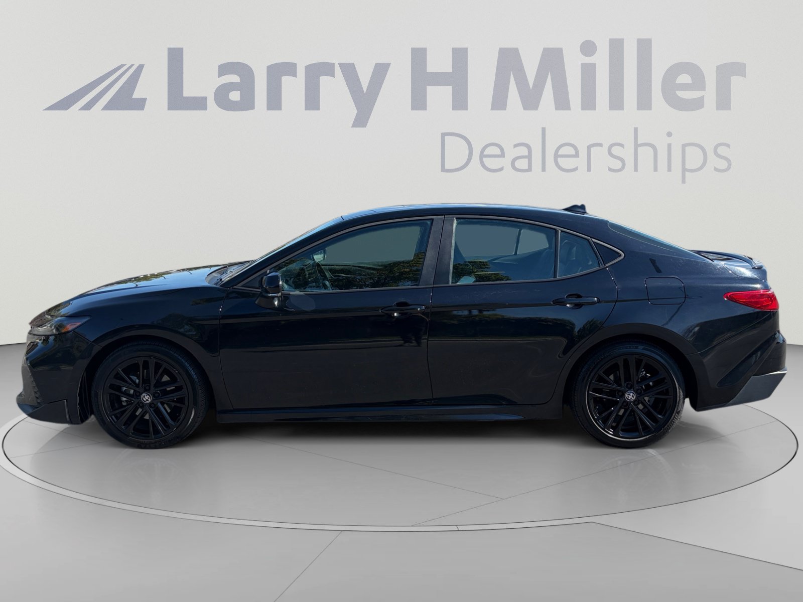 Used 2025 Toyota Camry SE FWD image 2