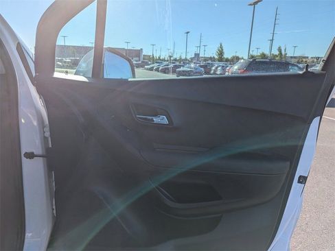 Used 2018 Chevrolet Trax LS AWD/4WD image 29