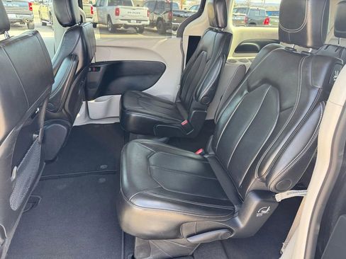 Used 2024 Chrysler Pacifica Touring-L FWD image 9