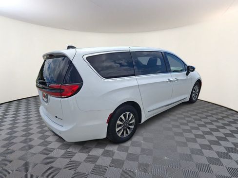 Used 2023 Chrysler Pacifica Limited FWD image 5