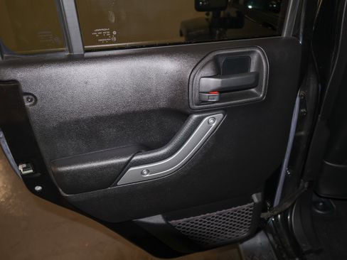 Used 2015 Jeep Wrangler Unlimited Sahara w/ Connectivity Group AWD/4WD image 19