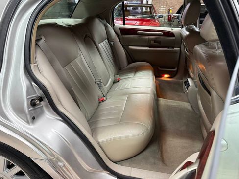 Used 2003 Lincoln Town Car Executive RWD image 24