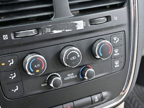 Used 2017 Dodge Grand Caravan SE FWD image 18