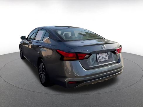 Used 2025 Nissan Altima 2.5 SV FWD image 9