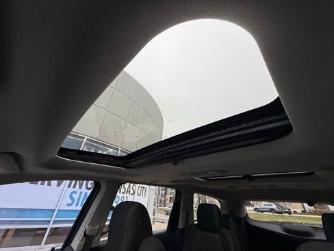 Used 2016 Chevrolet Traverse LT w/ Style and Technology Package image 5