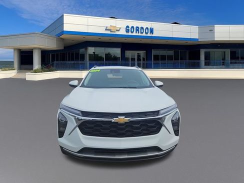 Used 2024 Chevrolet Trax LT w/ LT Convenience Package FWD image 9