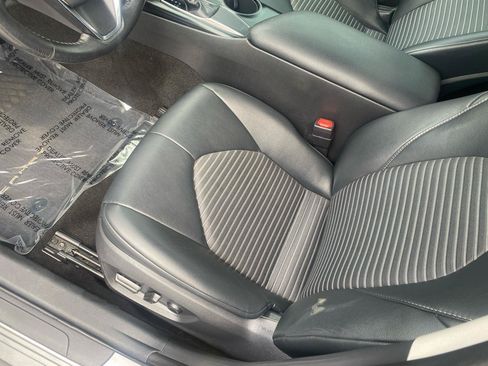 Used 2019 Toyota Camry SE FWD image 12
