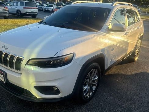 Used 2019 Jeep Cherokee Latitude Plus w/ Cold Weather Group FWD image 3