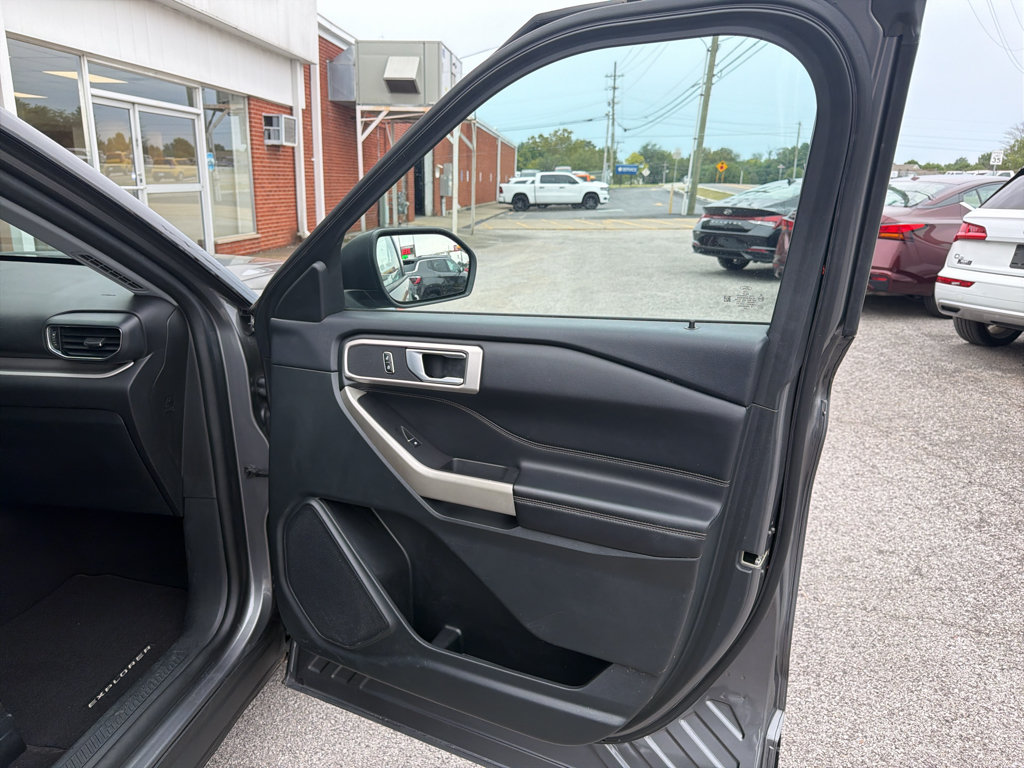 Used 2023 Ford Explorer XLT w/ Equipment Group 202A RWD image 19