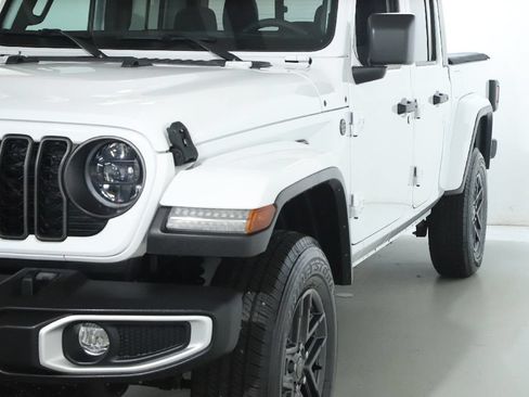 Used 2024 Jeep Gladiator Sport AWD/4WD image 4