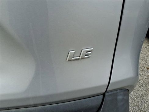 Used 2022 Toyota RAV4 LE image 9