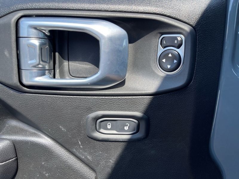 Used 2024 Jeep Gladiator Mojave w/ Technology Group AWD/4WD image 30