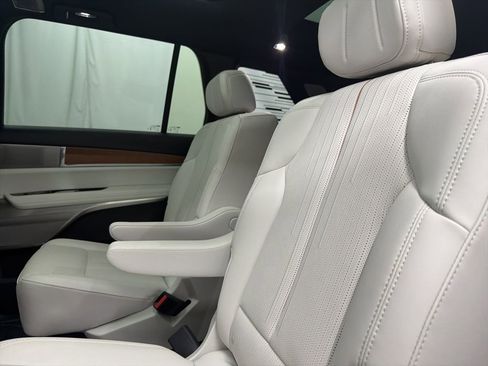 Used 2026 Cadillac Vistiq Luxury w/ LPO, Floor Liner Package image 20