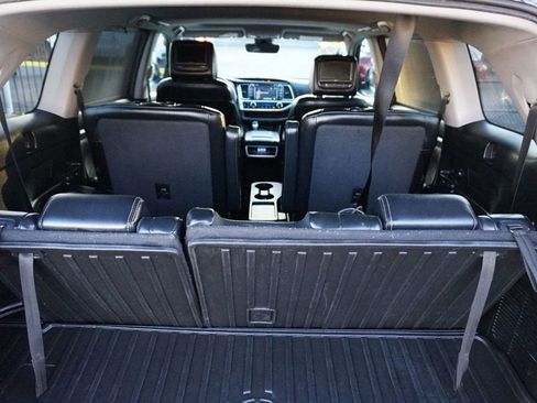 Used 2017 Toyota Highlander SE image 9