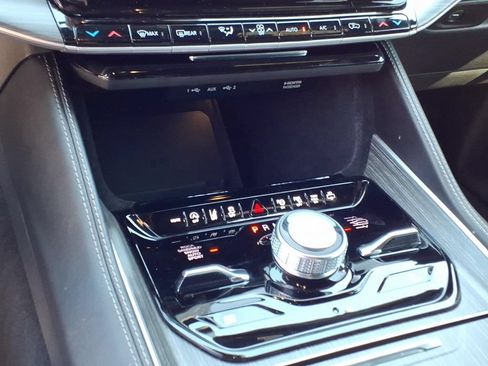 Used 2023 Jeep Wagoneer Series III w/ Premium Group I AWD/4WD image 27