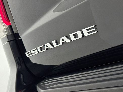 Used 2023 Cadillac Escalade ESV V image 9