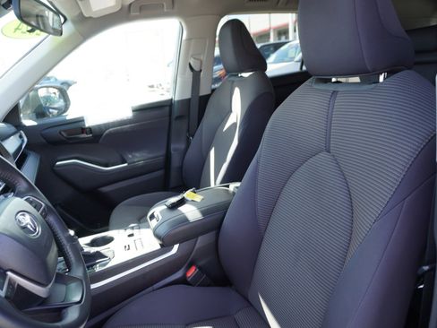 Used 2024 Toyota Highlander LE image 22