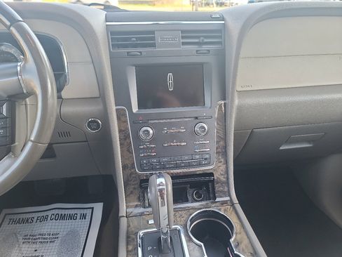 Used 2015 Lincoln Navigator 4WD image 18