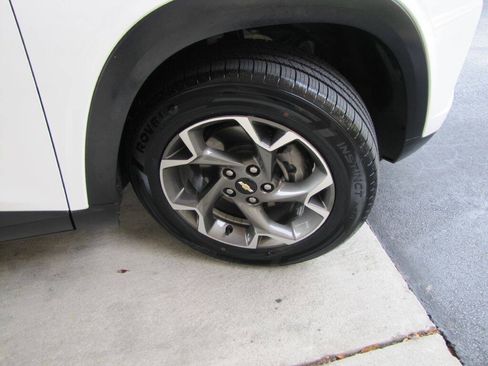 Used 2025 Chevrolet Trax LT w/ Driver Confidence Package FWD image 32