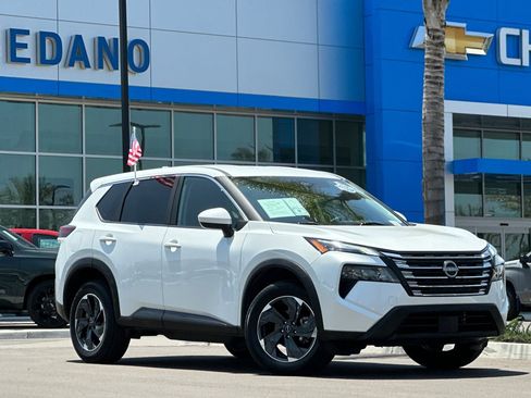 Used 2024 Nissan Rogue SV AWD/4WD image 2