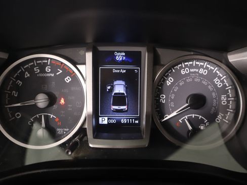 Used 2021 Toyota Tacoma Limited image 4