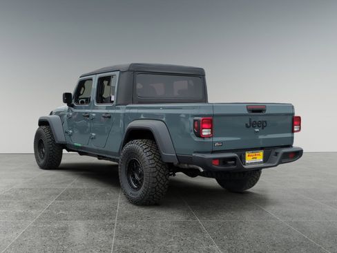 Used 2025 Jeep Gladiator Sport image 3