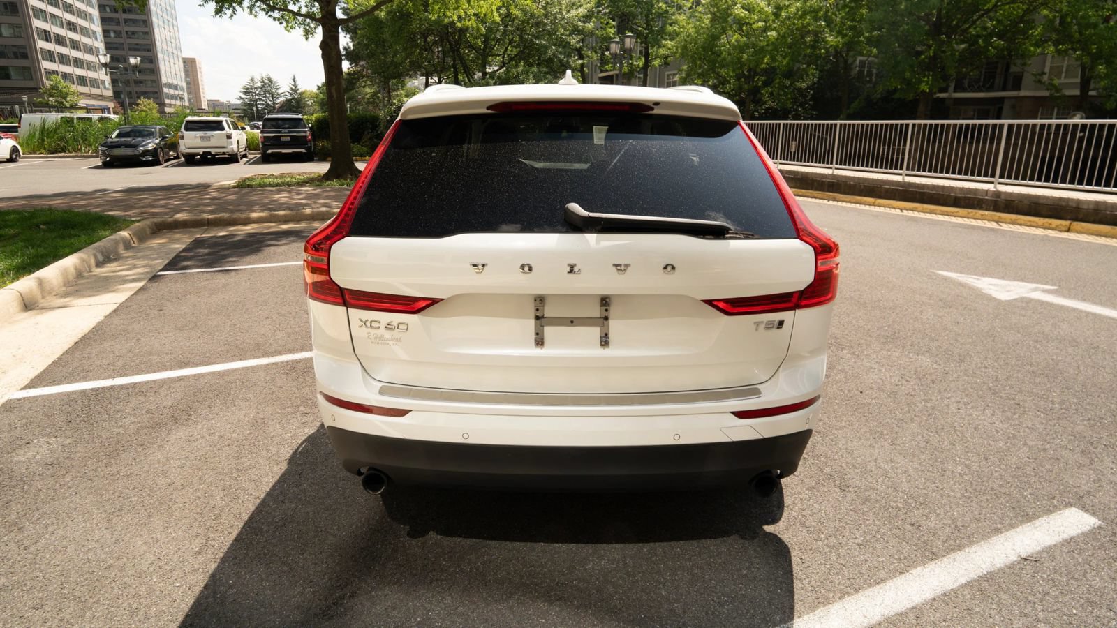 Used 2019 Volvo XC60 T5 Momentum w/ Multimedia Package AWD/4WD image 3
