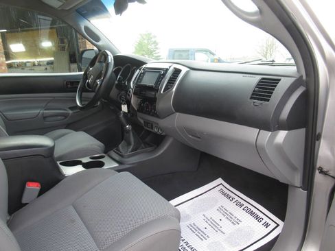 Used 2015 Toyota Tacoma 4x4 Access Cab V6 w/ TRD Sport Package image 11