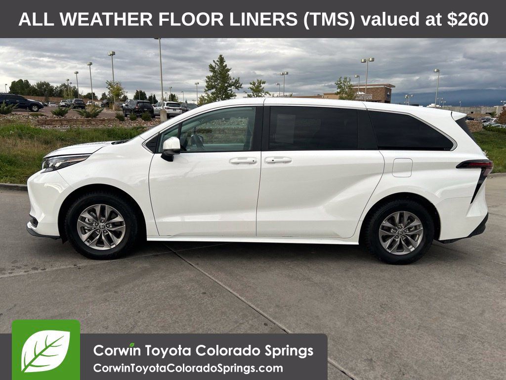 Used 2025 Toyota Sienna LE AWD/4WD image 4