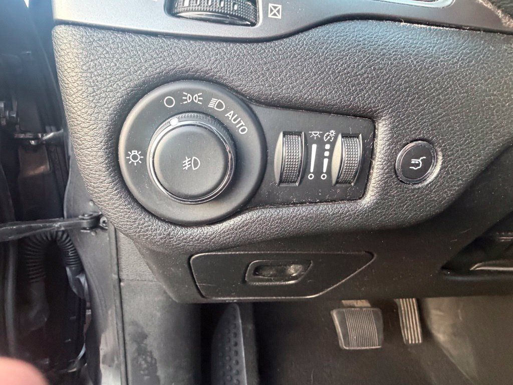 Used 2019 Jeep Cherokee Limited AWD/4WD image 15