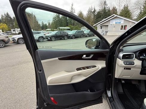 Used 2019 Kia Sorento FWD image 11