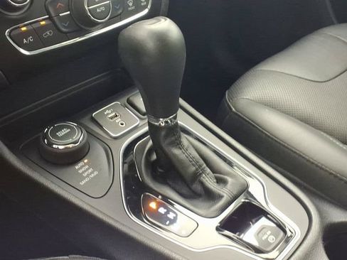 Used 2020 Jeep Cherokee Limited AWD/4WD image 28