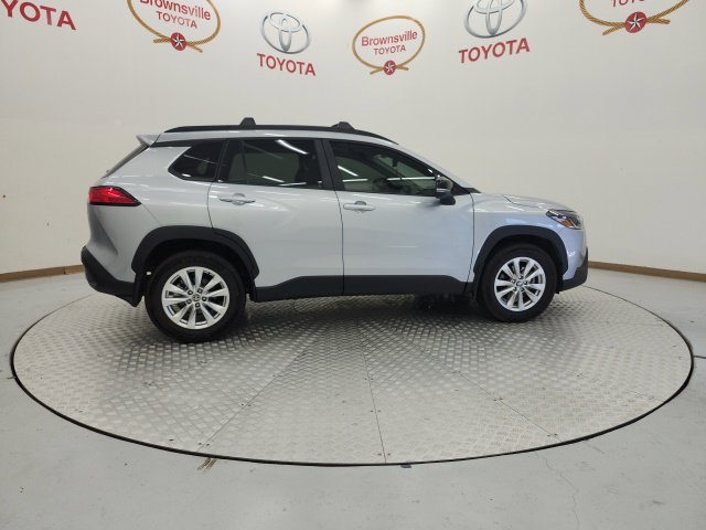 Used 2025 Toyota Corolla Cross LE w/ Moonroof Package FWD image 3