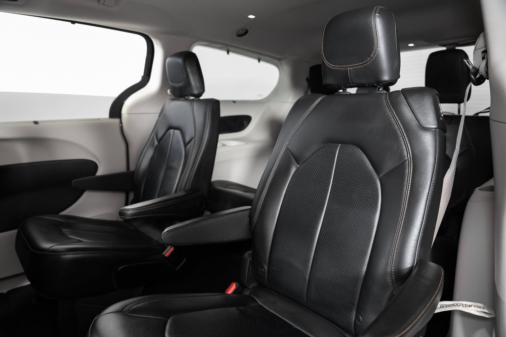 Used 2018 Chrysler Pacifica Touring-L w/ Advanced Safetytec Group FWD image 23