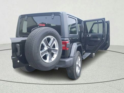 Used 2018 Jeep Wrangler Unlimited Sahara w/ Dual Top Group AWD/4WD image 13