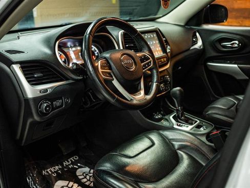 Used 2017 Jeep Cherokee Trailhawk image 8