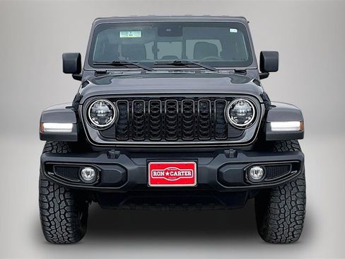 Used 2024 Jeep Gladiator Sport image 3
