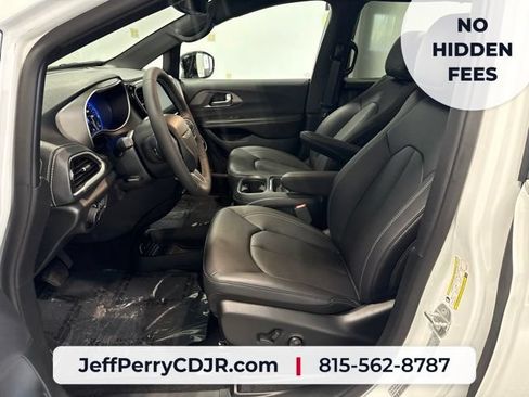 New 2027 Chrysler Pacifica Select FWD image 17