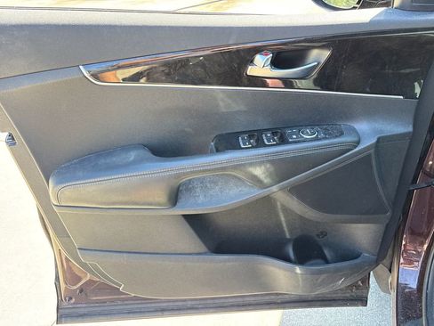 Used 2016 Kia Sorento LX w/ LX Convenience Package image 11