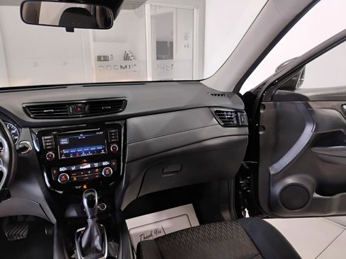 Used 2019 Nissan Rogue SV image 34