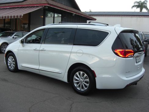 Used 2019 Chrysler Pacifica Touring-L image 10