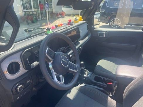 Certified 2024 Jeep Wrangler Unlimited Sahara w/ Technology Group AWD/4WD image 10